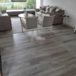 Imagen 3 de Linea Narrow Max Core- 4.5/ 0.5 X 125 X 1220 [caja 1,83m2] Roble Moscu 1101